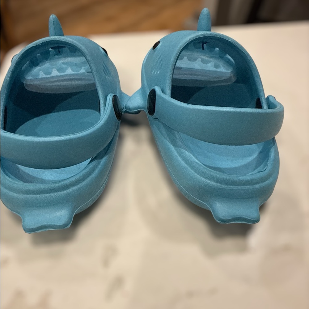 🐋🐋🐋🐋Kids/toddler Shark slip on slides for indoor/outdoor Stepping Stones NWT - Picture 3 of 5